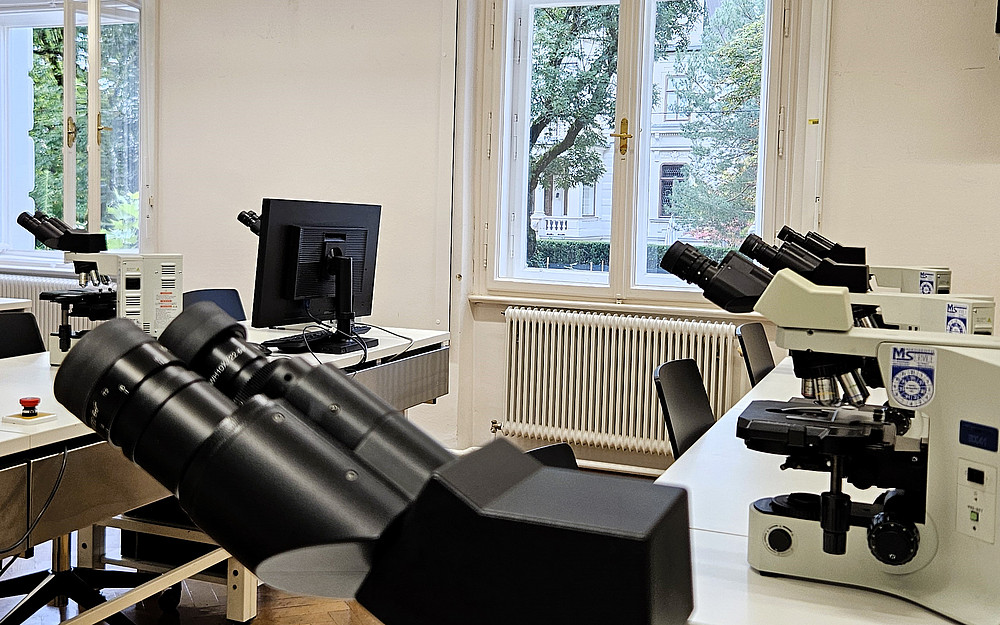 Classroom with microscopes ©Uni Graz/Liesche