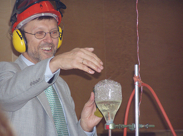 Viktor Obendrauf zeigt ein Experiment mit Knallgas. ©Wolfgang Rottler