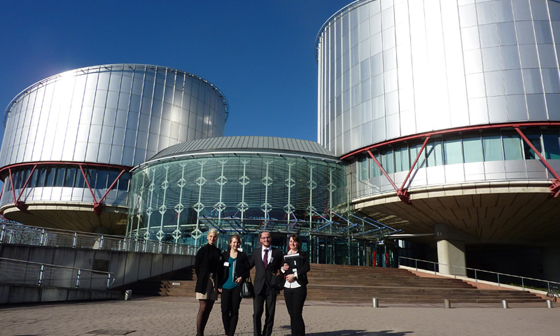 Namen am Moot Court in Straßburg teil: Gabriele Wadlig, Lisa Lederer, Bastian Prugger und Katharina Strassmair (von links nach rechts).