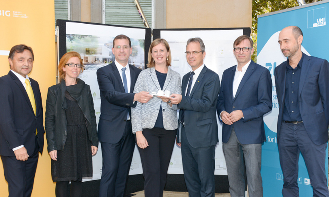 Uni Graz, Land Steiermark und Bundesimmobiliengesellschaft präsentierten am 6. September 2017 das neue Steckenpferd "Zentrum für Wissens- und Innovationstransfer": Architektin Jasmin Leb-Idris, Alfred Gutschelhofer, BIG-Geschäftsführer Hans-Peter Weiss, Landesrätin Hans-Peter Weiss, Vizerektor Peter Riedler, ZWI-Leiter Bernhard Weber und Architekt Jakob Leb. Foto: Uni Graz/cp-pictures