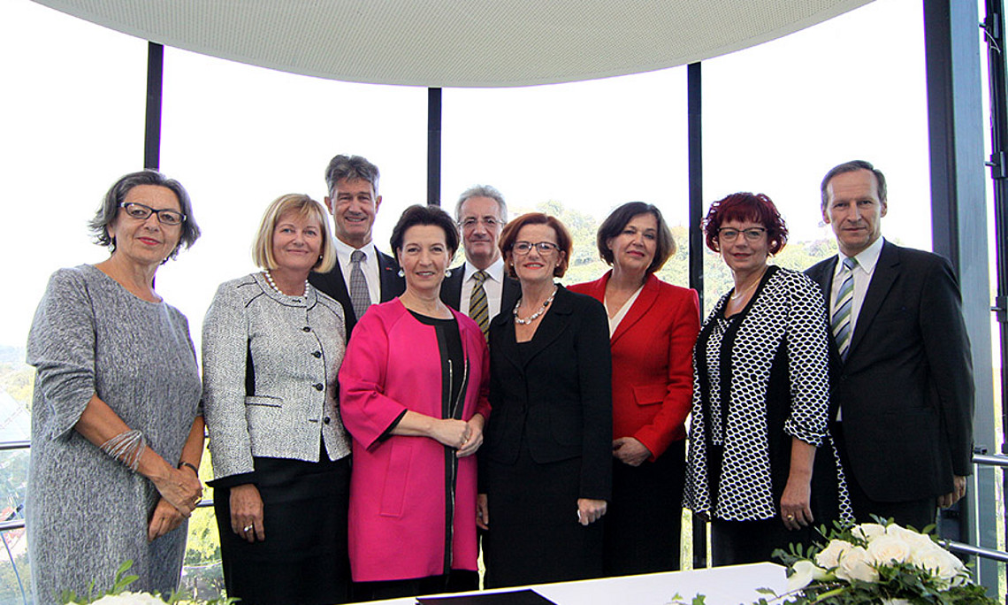 Rektorin Freismuth, Rektorin Neuper, Rektor Kainz, Ministerin Heinisch-Hosek, Rektor Degendorfer, Rektorin Messner, Rektorin Krainz-Dürr, Vizestudienrektorin Tischler, Rektor Barones (v.l.)