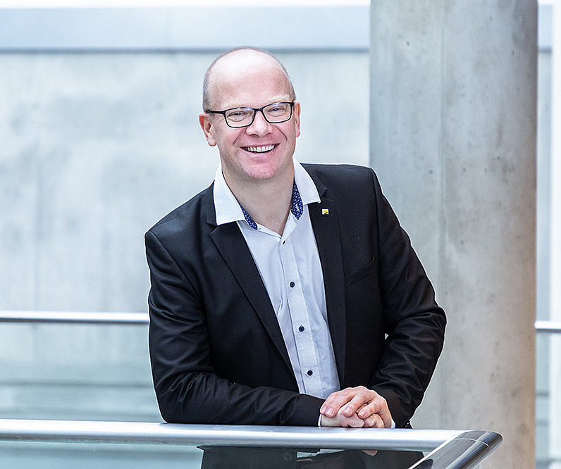 Stefan Thalmann analyses the exchange of data between companies. Foto: Uni Graz/Konstantinov ©Uni Graz - Tzivanopoulos