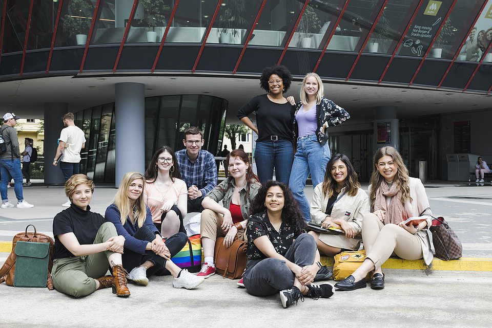Gruppe von Studierende am Campus