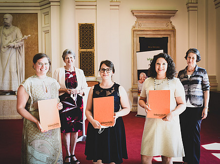 Die Preisträgerinnen Lea Hochgatterer, Caroline Breyer und Dominique Leitner (v.l.) mit Ursula Vennemann (Lebenshilfe) und Barbara Gasteiger-Klicpera (rechts) in der Aula der Uni Graz. ©Universität Graz/Tzivanopoulos