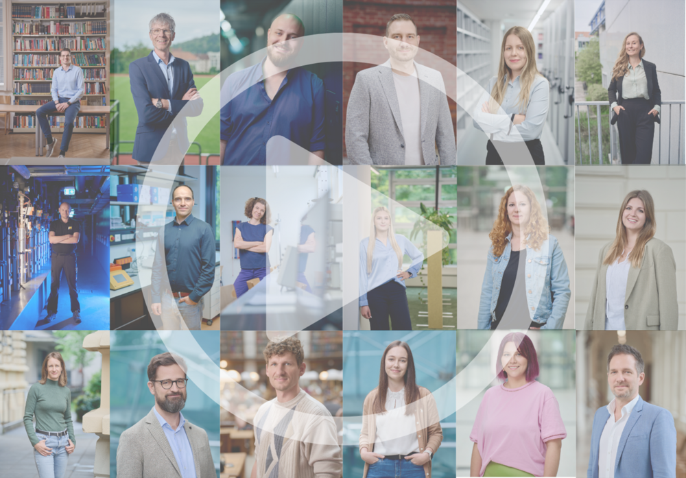 Das Bild zeigt eine Collage aus sechzehn Porträtfotos von Mitarbeitenden der Universität Graz. Die Personen stehen in unterschiedlichen Arbeits- und Außenbereichen der Universität – etwa in Büros, Bibliotheken, Laboren oder auf Terrassen. Alle blicken freundlich in die Kamera, einige lächeln, andere wirken konzentriert oder nachdenklich. Über der Collage liegt ein halbtransparenter, großer „Play“-Button, der darauf hinweist, dass es sich um ein Vorschaubild zu einem Video handelt. Die Bildstimmung ist hell und professionell. 