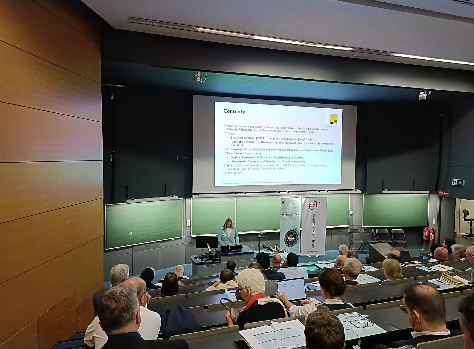 Hörsaal mit Referentin und Publikum 