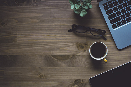 Beispielbild - Pflanze, Brille, Kaffee und ein Notebook auf einem Holztisch ©pixabay