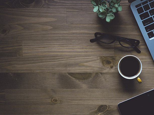 Example image - plant, glasses, coffee and a notebook on a wooden table ©pixabay