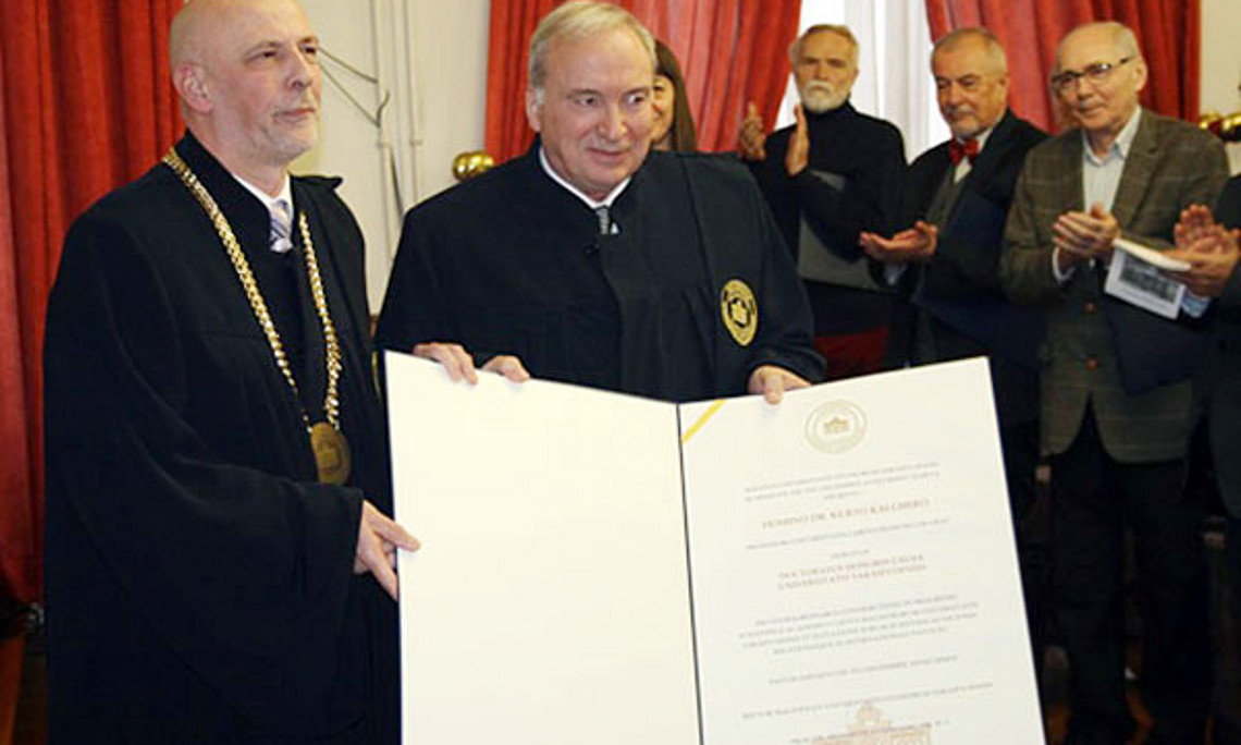 Der Rektor der Universität Sarajevo, Prof. Dr. Muharem Avdispahic (l.), verlieh Prof. Kurt Kalcher das Ehrendoktorat. Foto: Universität Sarajevo