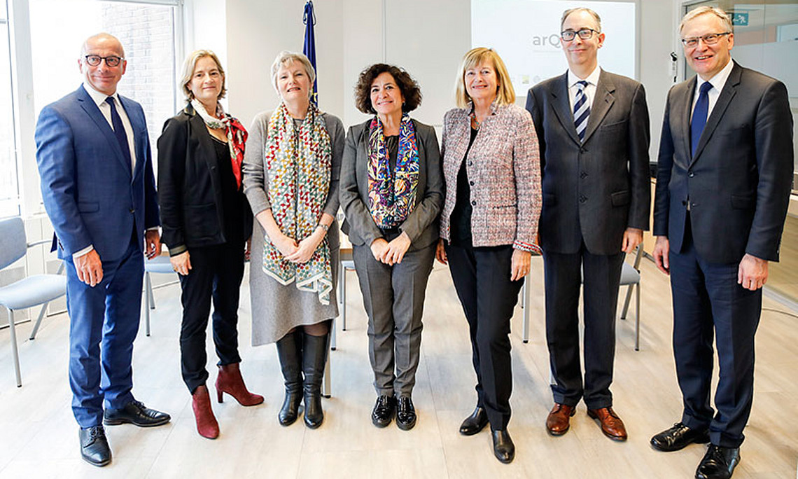 RektorInnen, VizerektorInnen und VertreterInnen des Konsortiums (v.l.): Svend Poller (Leipzig), Michèle Cottier (Lyon), Dorothy Kelly (Granada), María Pilar Aranda Ramírez (Granada), Christa Neuper (Graz), Alessandro Paccagnella (Padua), Arturas Žukauskas (Vilnius). Foto: © EFE/Elio Germani.