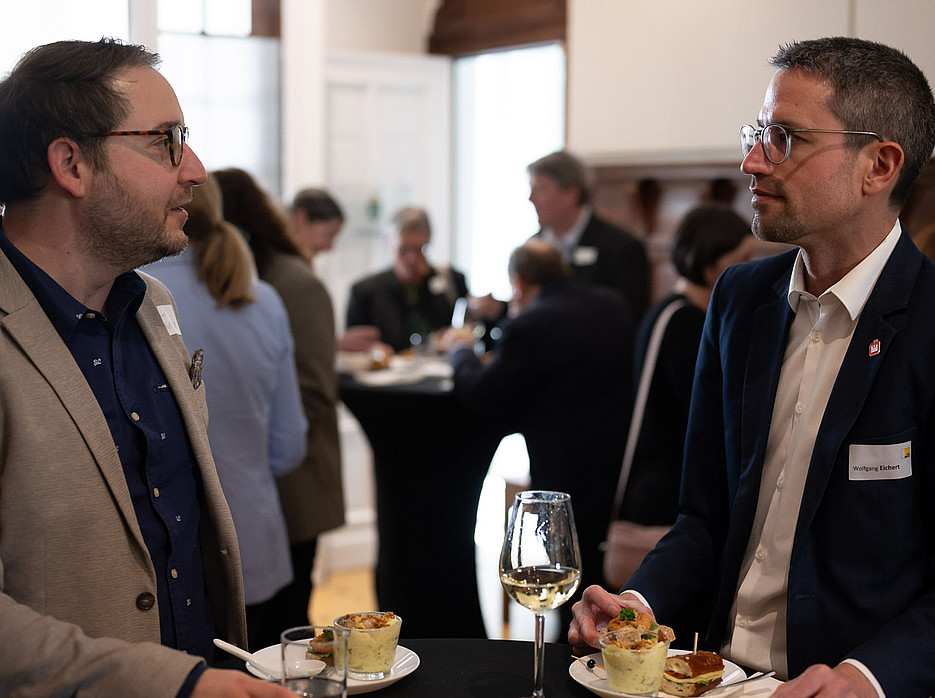 Alumni beim Networking ©© Simon Blackley 2026