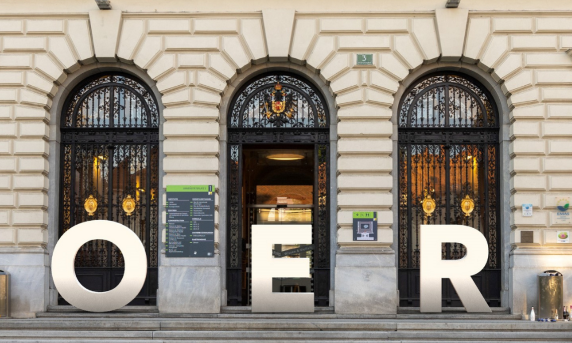 ER-Logo vor dem Uni Graz Hauptgebäude, Urheber: Uni Graz/Alexey Moiseev