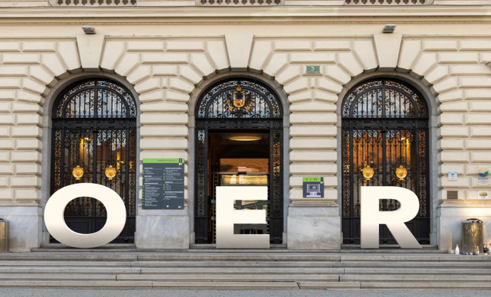 ER-Logo vor dem Uni Graz Hauptgebäude, Urheber: Uni Graz/Alexey Moiseev