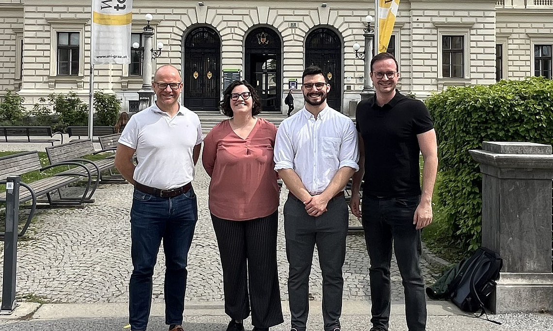 Gruppenbild vor dem Uni-Hauptgebäude
