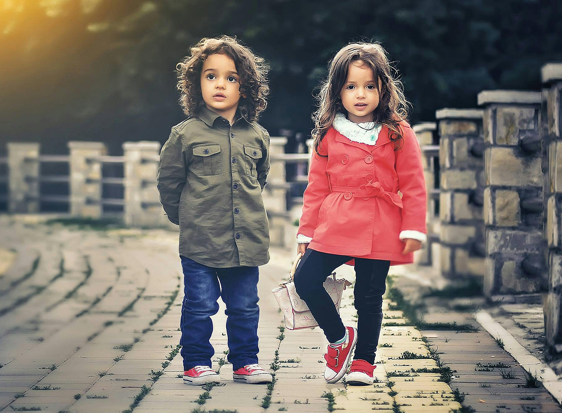 Zeit Kinder stehen beim Zaum ©Bess Hamiti - https://www.pexels.com/photo/two-children-standing-near-concrete-fence-35188/