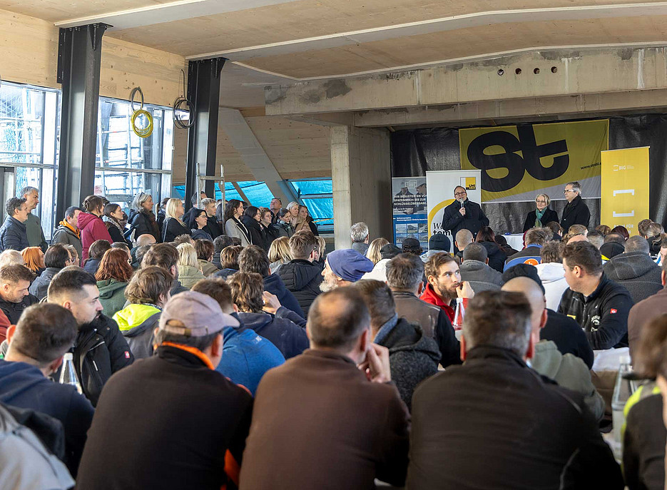 Blick in den Saal mit vielen Gästen ©© Helmut Lunghammer
