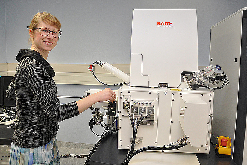 Marija Gasparic, Mitarbeiterin der Forschungsgruppe Nano-Optik, mit dem Elektronenstrahl-Lithographie-Gerät.