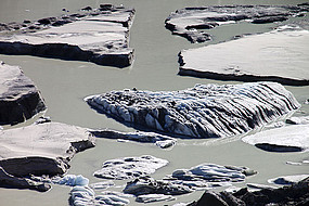 Aus der Sohle des Sees vor dem Gletscher tauchen immer wieder Eisberge (Bildmitte) auf. Foto: Uni Graz/Kellerer 