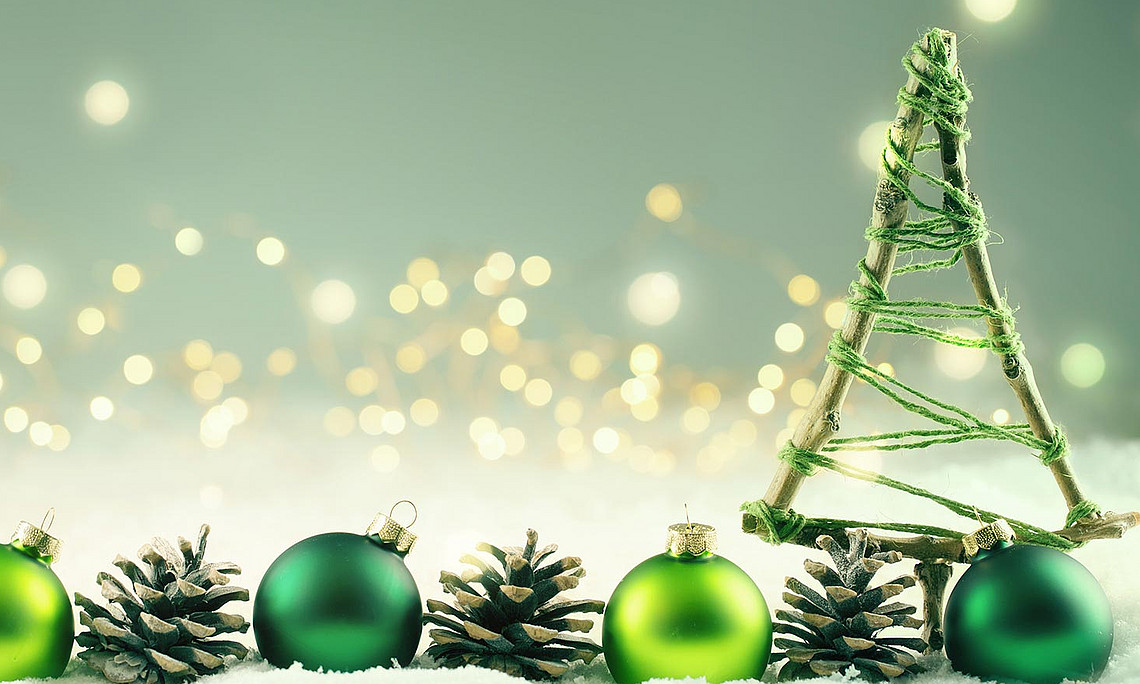 grüne Weihnachtskugeln und Baum
