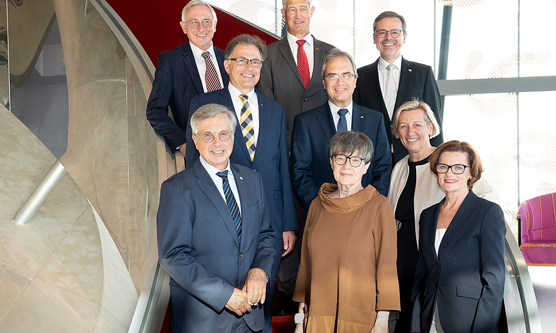 Schulterschluss von neun RektorInnen: 1. Reihe (jeweils v. l.): Samonigg, Seel, Messner; 2. Reihe: Eichlseder Riedler, Edlinger-Ploder; 3. Reihe: Pfeiffer, Kainz, Schulz Foto: Lucija Novak
