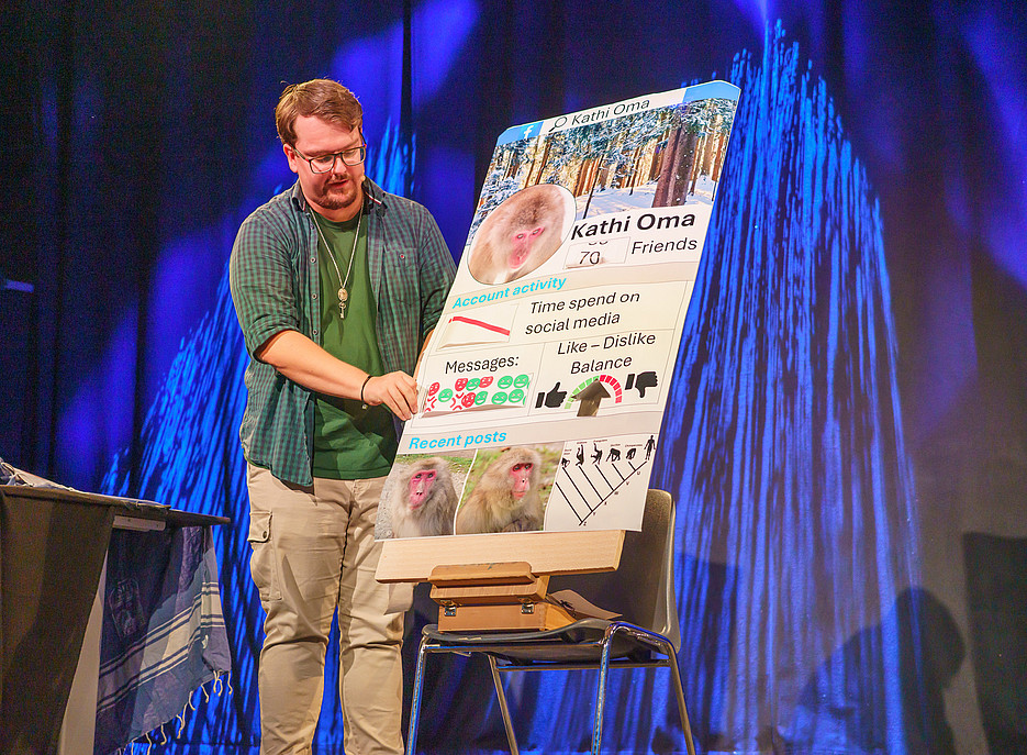 Science Slam: Ein Foto von einem der Slammer während seines Slams 