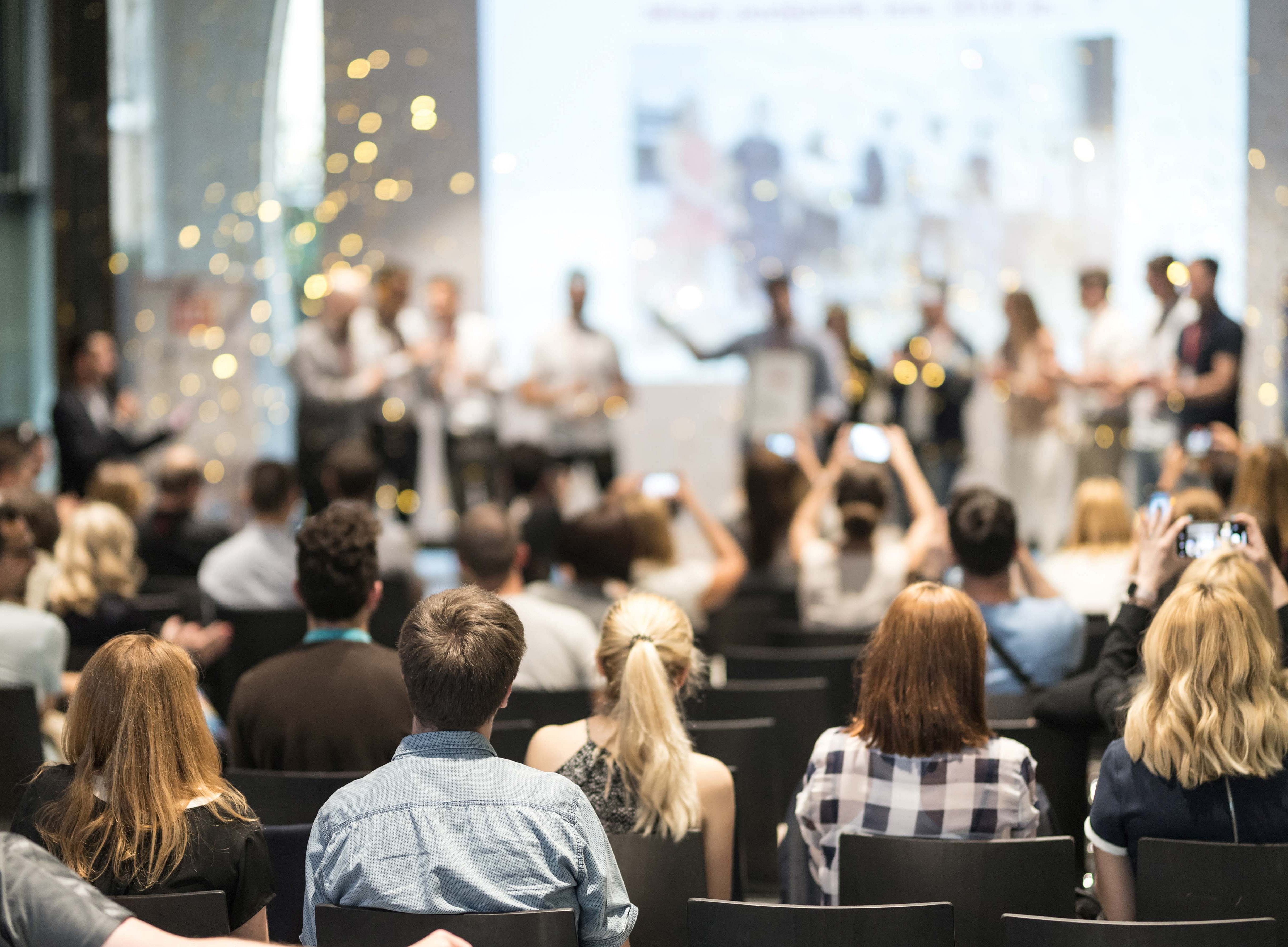 Menschen bei einer Tagung ©stock.adobe.com/Matej Kastelic