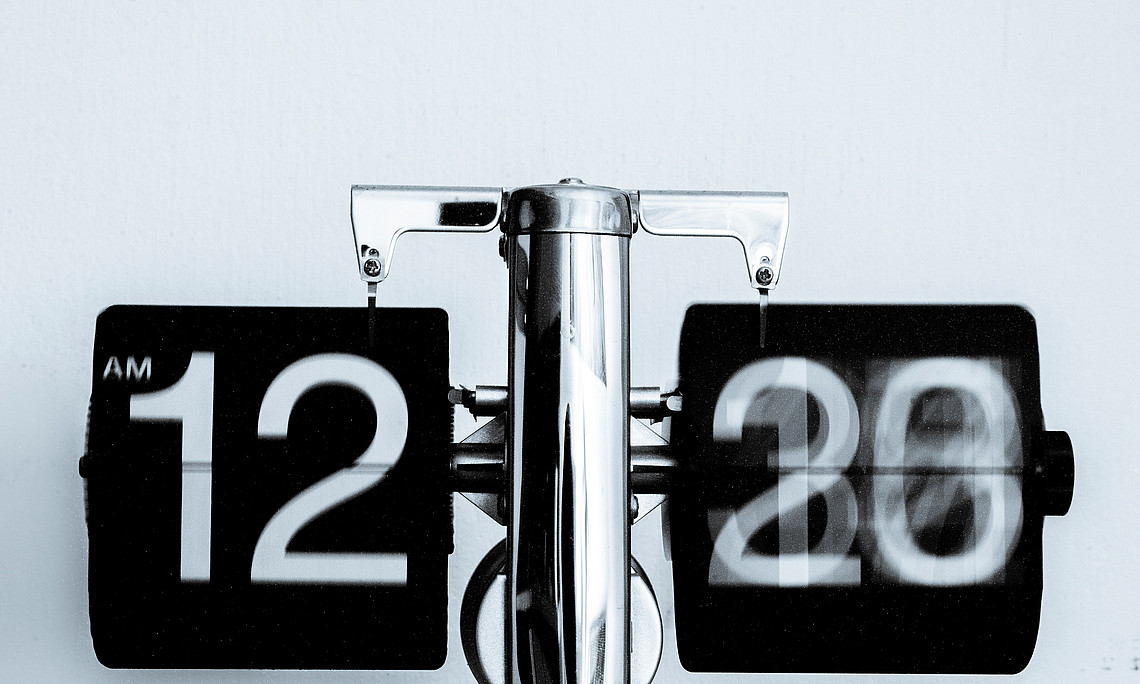 Die Zeit rennt auf der Uhr, Frühbucherbonus bei UNI for LIFE