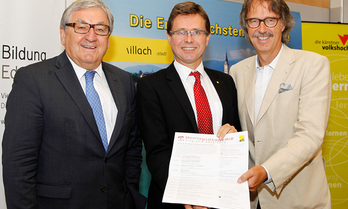 Übertragung der Grazer Montagsakademie erstmals auch nach Kärnten: Vizerektor Martin Polaschek (mitte), der Villacher-Bürgermeister Helmut Manzenreiter und der Geschäftsführer der Kärntner Volkshochschulen Gerwin Müller freuen sich auf die neue Koo