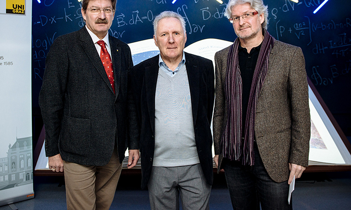 Vielfältiges Programm zum Jahr des Lichts an der Uni Graz: Forschungs-Vizerektor Peter Scherrer, Projektkoordinator Max Lippitsch und Museumsleiter Nikolaus Reisinger (v.l.) Foto: Joel Kernasenko