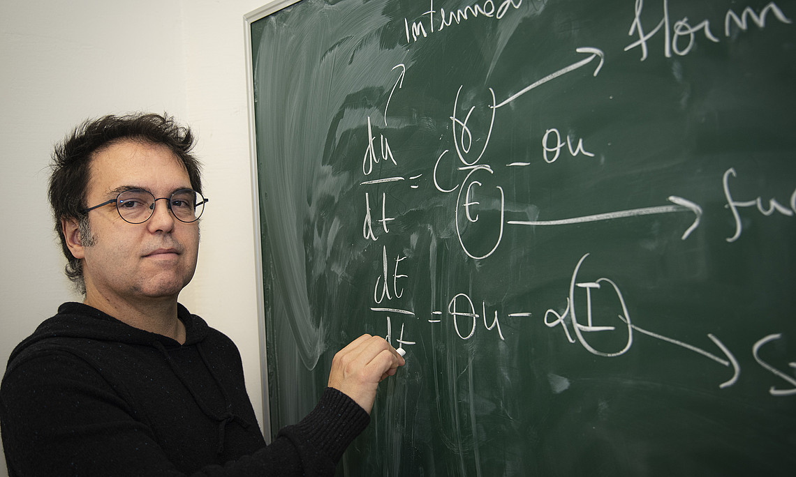 Komplexitätsforscher Bernat Corominas-Murtra hat ein mathematisches Modell eines Tumors erarbeitet, das neue Einblicke in die Rolle von Steroidhormonen auf das Darmkrebswachstum ermöglicht. Foto: Uni Graz/Tzivanopoulos. 