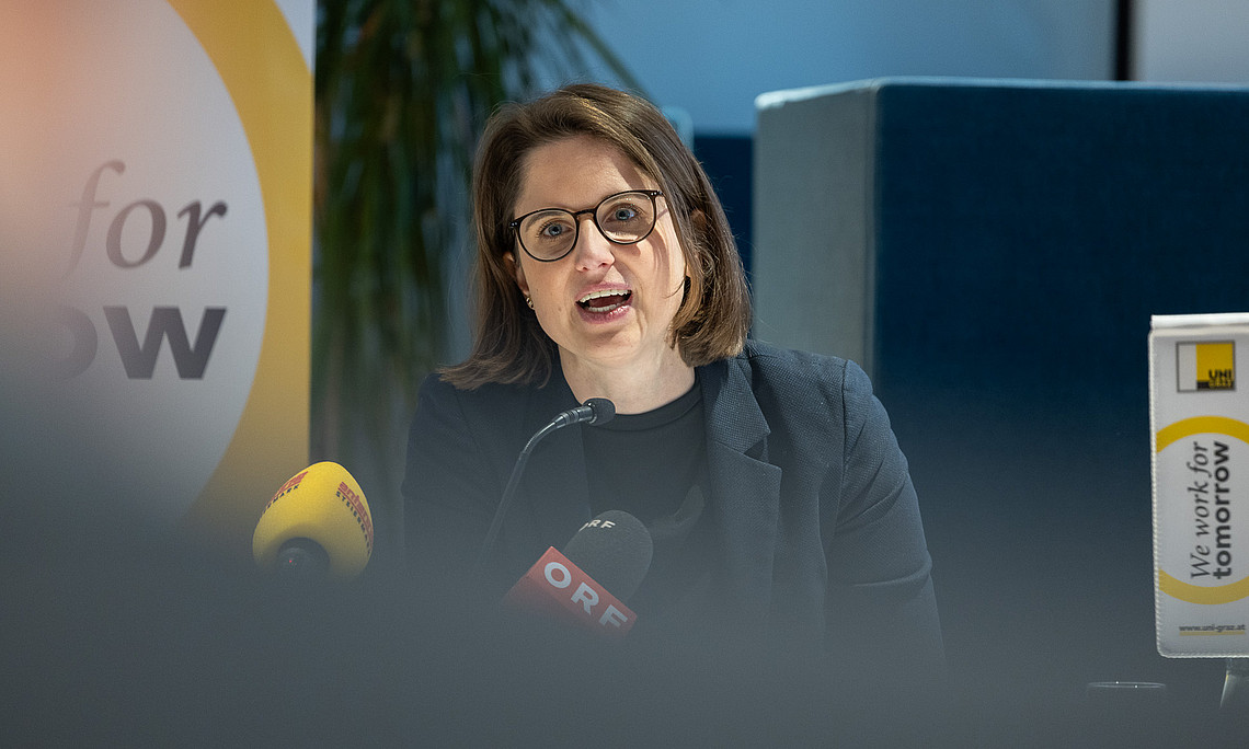 Eine Frau spricht