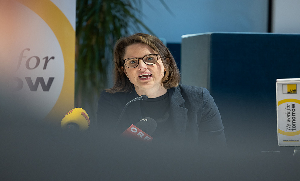 Eine Frau spricht