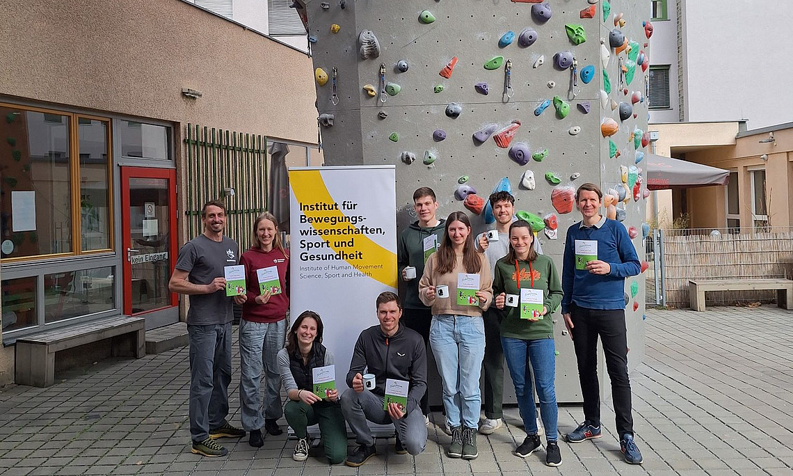 Teilnehmende Studierende vor Kletterwand