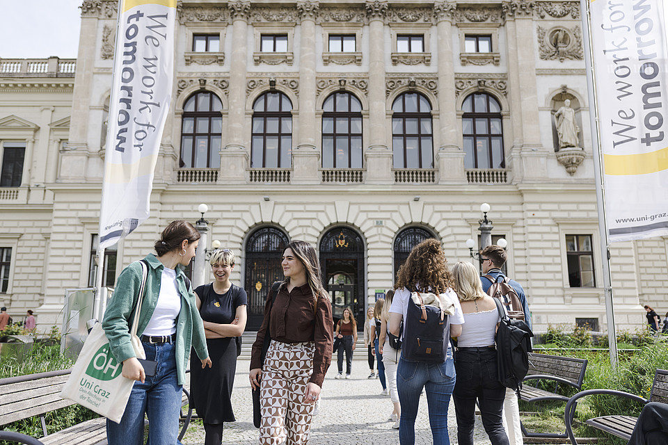 Personene vor dem Uni Gebäude