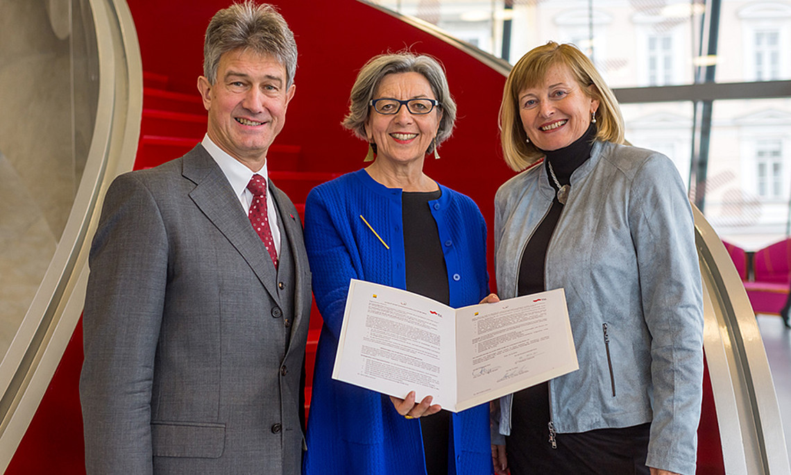 Die RektorInnen Harald Kainz, Elisabeth Freismuth und Christa Neuper (v.l.) haben Zusammenarbeit in den Kunstwissenschaften mit einem Letter of Intent besiegelt. Foto: Johannes Gellner 