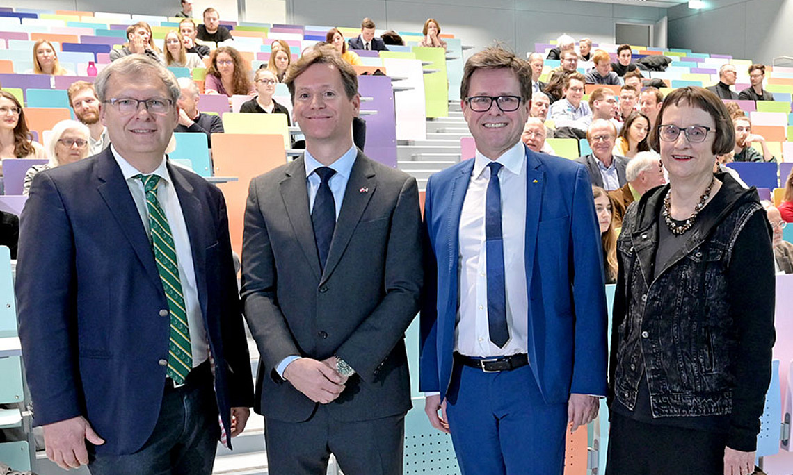 V.l.: Politikwissenschafter Klaus Poier, US-Botschafter Trevor D. Traina, Rektor Martin Polaschek, Amerikanistin Roberta Maierhofer. Foto: Uni Graz/Pichler
