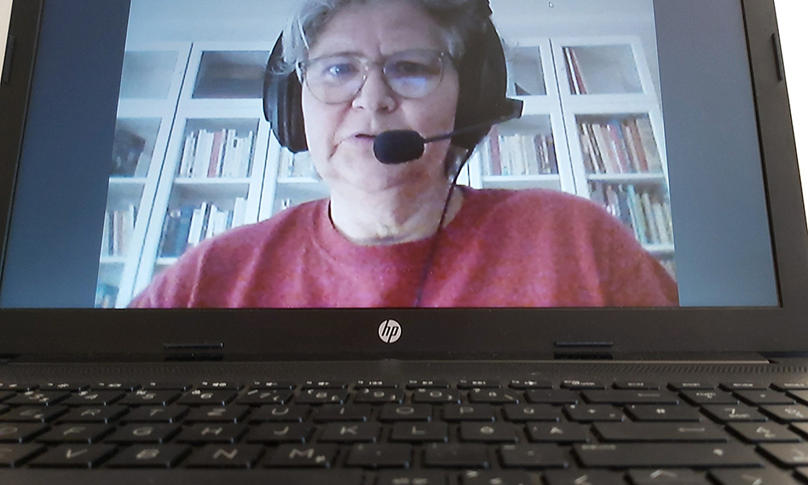 Konversation auf Distanz ist eine besondere Hürde beim Fremdsprachenerwerb. Mit verkürzten Video-Einheiten und Chatrooms hat Eva Feenstra eine praktikable Lösung gefunden. Foto: Feenstra