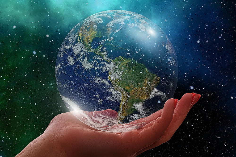 Symbol image A hand holding the globe 