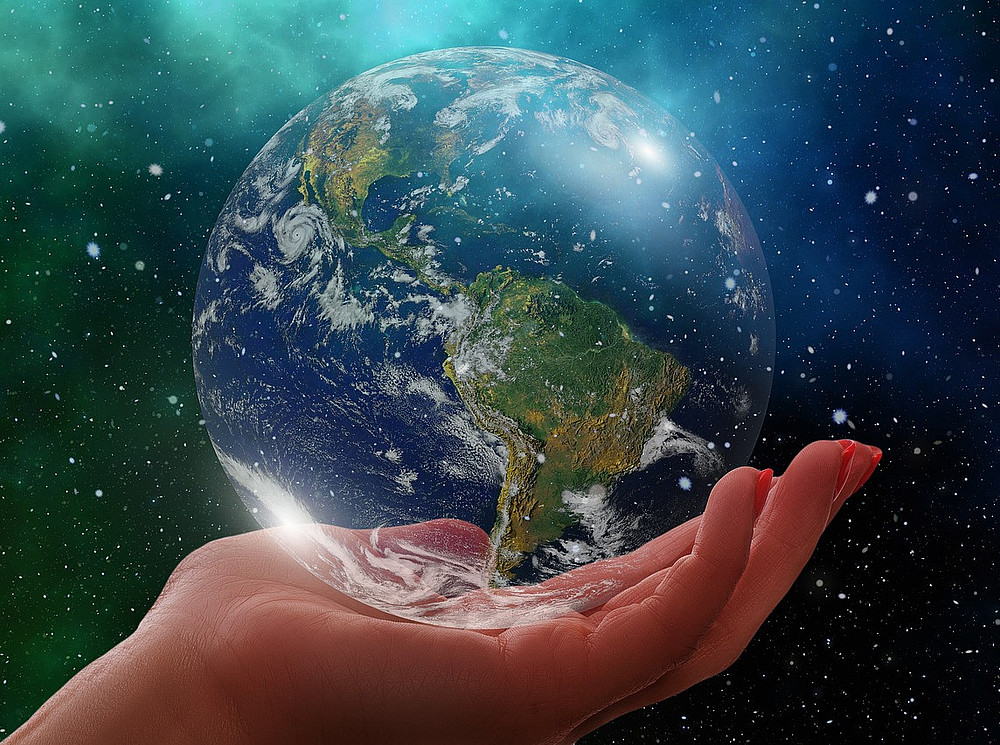 Symbolbild Eine Hand, die die Weltkugel hält 