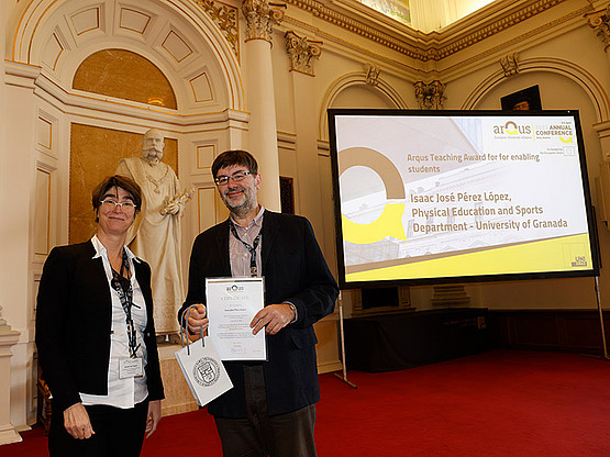Isaac José Pérez López ist heuer Preisträger in der Kategorie "Enabling students". Diego Pablo Ruiz Padillo nahm den Award in Vertretung von Vizerektorin Mireille van Poppel entgegen. 