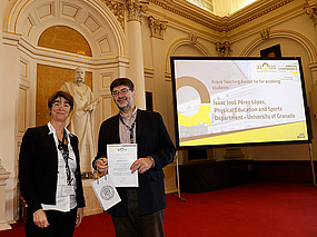 Isaac José Pérez López ist heuer Preisträger in der Kategorie "Enabling students". Diego Pablo Ruiz Padillo nahm den Award in Vertretung von Vizerektorin Mireille van Poppel entgegen.  