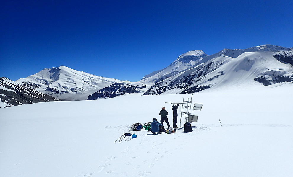 Forscher:innengruppe installiert Messinstrumente im Himalaya