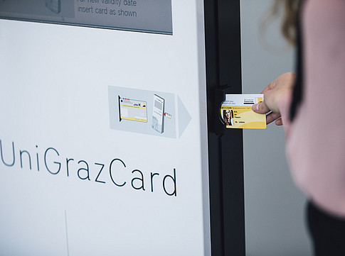 Eine Studierende, die ihre UniGrazCard in das dafür vorgesehene Modul steckt. ©Uni Graz/Kanizaj