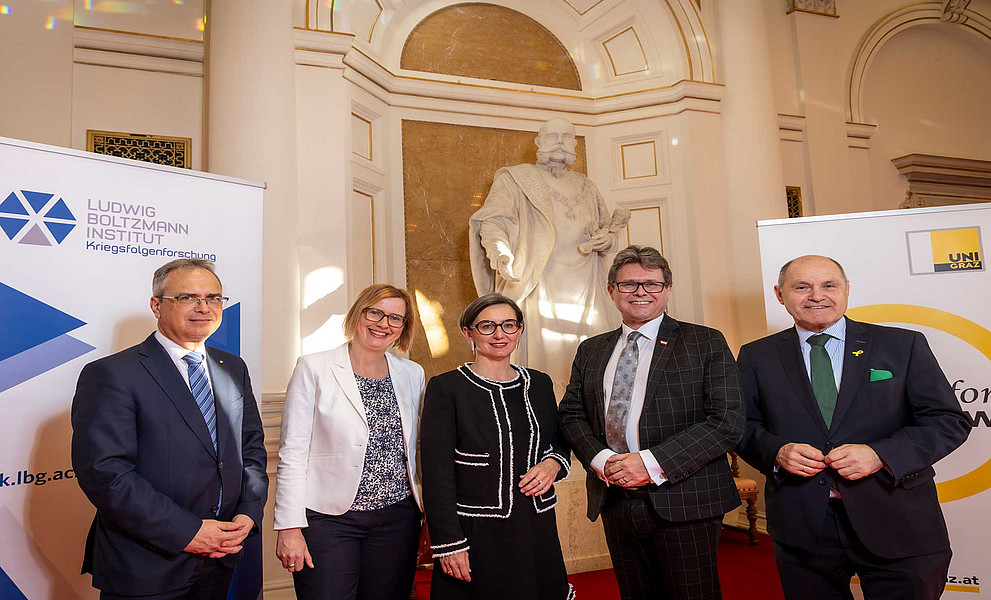 Festakt zur Zeitgeschichte in der Aula: Rektor Peter Riedler, Zeithistorikerinnen Christiane Berth und Barbara Stelzl-Marx, Wissenschaftsminister Martin Polaschek und Nationalratspräsident Wolfgang Sobotka (v. l.)
