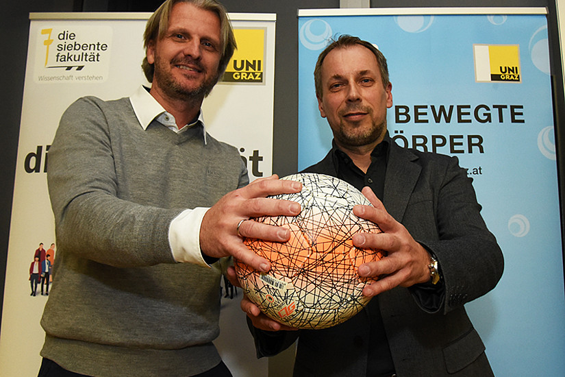 Sturm-Legende Markus Schopp (links) und Sportwissenschafter Gerhard Tschakert diskutierten über Spielanalyse und aktuellen Fußball. Foto: Uni Graz/Schweiger 