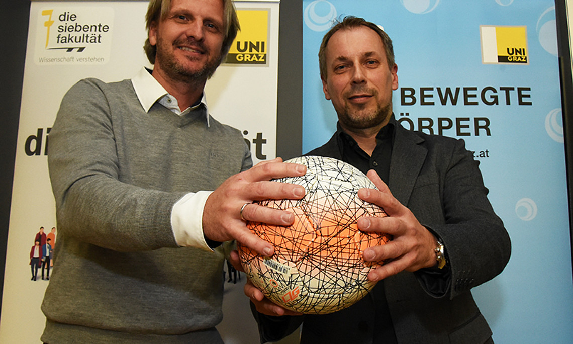 Sturm-Legende Markus Schopp (links) und Sportwissenschafter Gerhard Tschakert diskutierten über Spielanalyse und aktuellen Fußball. Foto: Uni Graz/Schweiger 