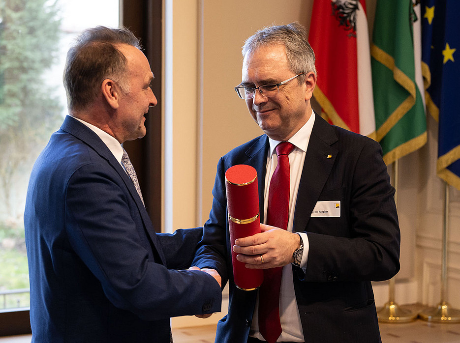 Rektor überreicht Urkunde ©© Simon Blackley 2026