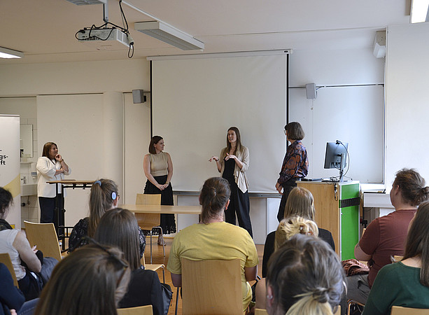 vier Frauen stehen vor eine Menge an Menschen und sprechen ©Uni Graz/Braunegger