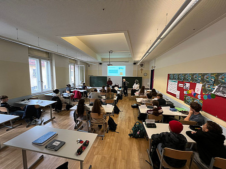 Das Gedächtnis des Klassenzimmers. Multidirektionales Erinnern in Grazer Schulen. 