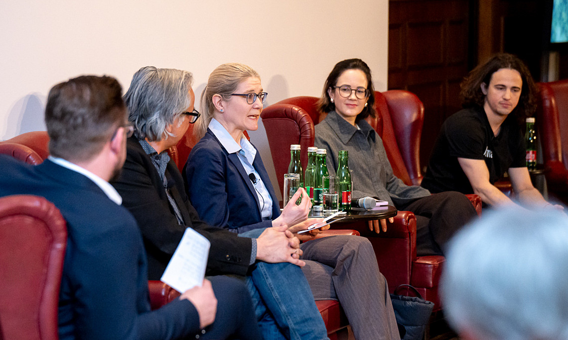 Hermine Mitter bei der Podiumsdiskussion